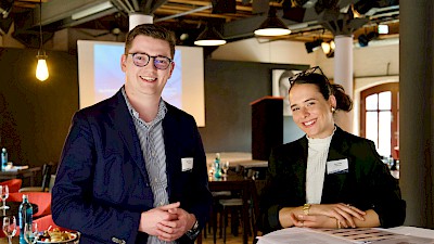 Aus unserem Team begrüßen Franca Rexeis und Moritz Übermuth alle Teilnehmenden herzlich.